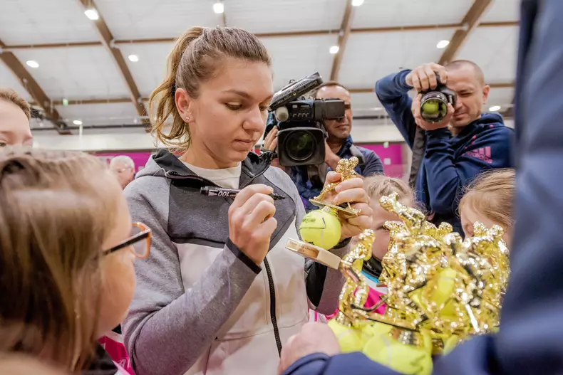 Simona Halep semnand trofeele Simona Halep Challenge 2018