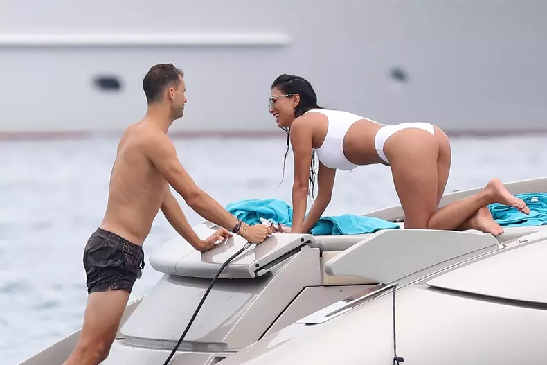 Nicole Scherzinger et son compagnon Grigor Dimitrov, très complices, se baignent et s'embrassent sur leur bateau lors de leurs vacances à Saint-Tropez