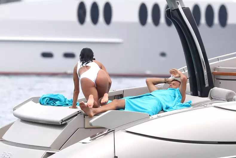 Nicole Scherzinger et son compagnon Grigor Dimitrov, très complices, se baignent et s'embrassent sur leur bateau lors de leurs vacances à Saint-Tropez