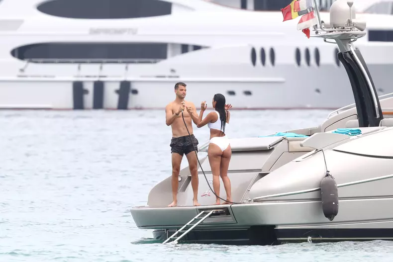Nicole Scherzinger et son compagnon Grigor Dimitrov, très complices, se baignent et s'embrassent sur leur bateau lors de leurs vacances à Saint-Tropez