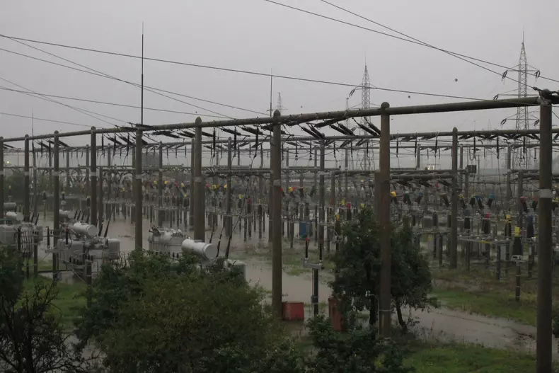 Localităţile din Moldova rămase fără curent din cauza viiturilor (3)