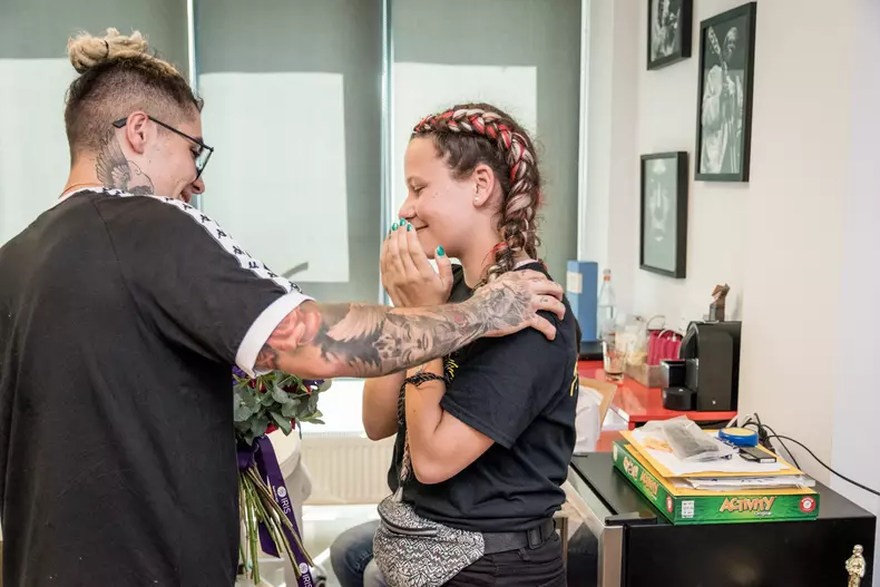 Iată ce cadou surpriză a primit azi o adolescentă de la tatăl său! Moment emoționant la iwonder.ro!