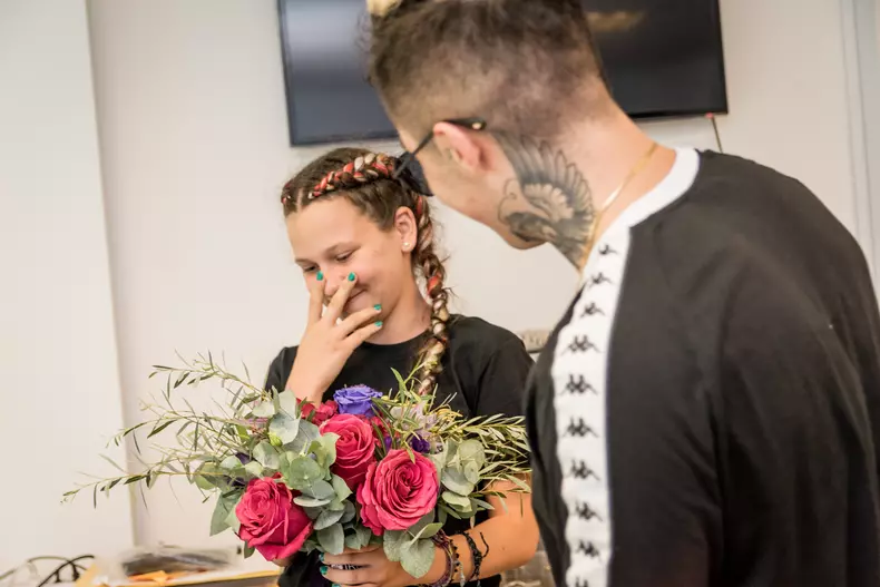 Iată ce cadou surpriză a primit azi o adolescentă de la tatăl său! Moment emoționant la iwonder.ro!