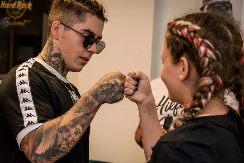Iată ce cadou surpriză a primit azi o adolescentă de la tatăl său! Moment emoționant la iwonder.ro!