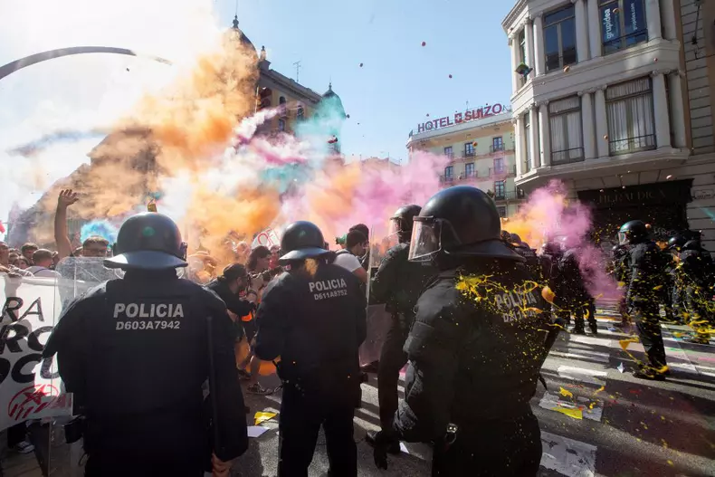 Pro-independence supporters try to stop National and Civil Guard demontration in Barcelona