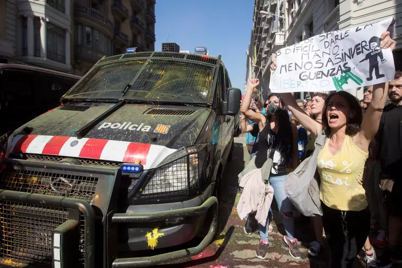 Pro-independence supporters try to stop National and Civil Guard demontration in Barcelona