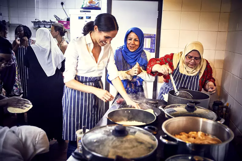 Meghan Markle, ducesă de Sussex, a realizat primul său proiect caritabil individual de când a devenit membru al familiei regale britanice. Soția prințului Harry a ajutat la realizarea unei cărți de bucate realizate de familiile supraviețuitoare din Grenfell Tower, blocul din Londra care a ars anul trecut.