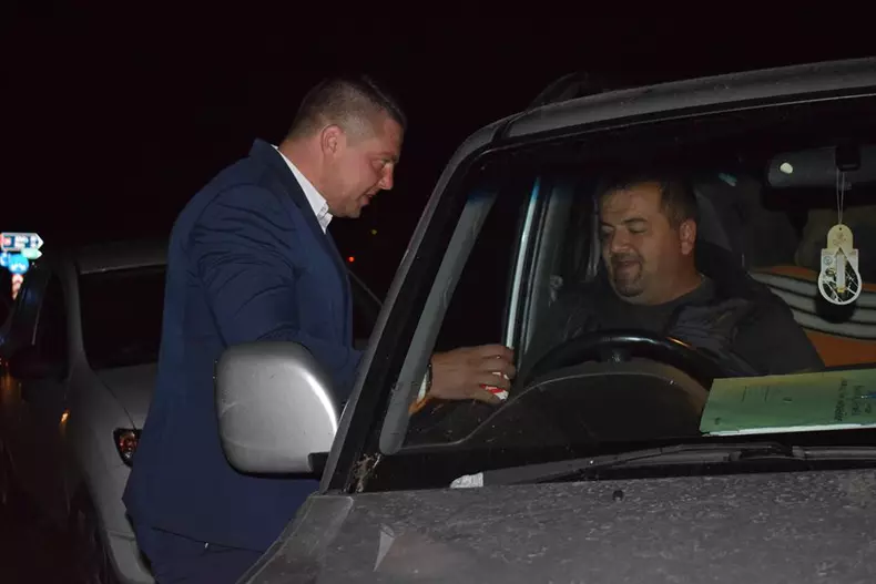 prefectul face cinste cu cafele la soferi (7)