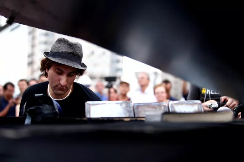 Protest intitulat „Gust de libertate”, în Piața Victoriei. Moment emoționant oferit de pianistul Davide Martello