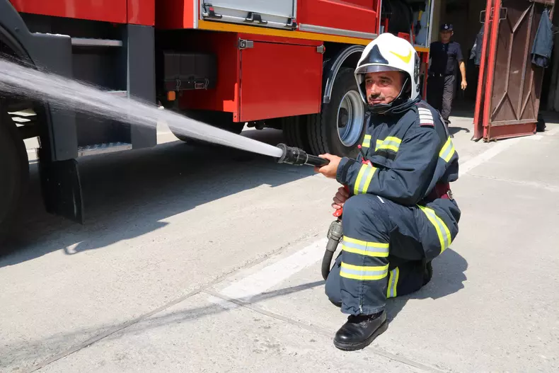 Plutonierul adjutant șef Aurel Negrea, cu colegii de la Detașamentul de Pompieri Târgu Jiu, la o intervenție de descarcerare după un accident rutier