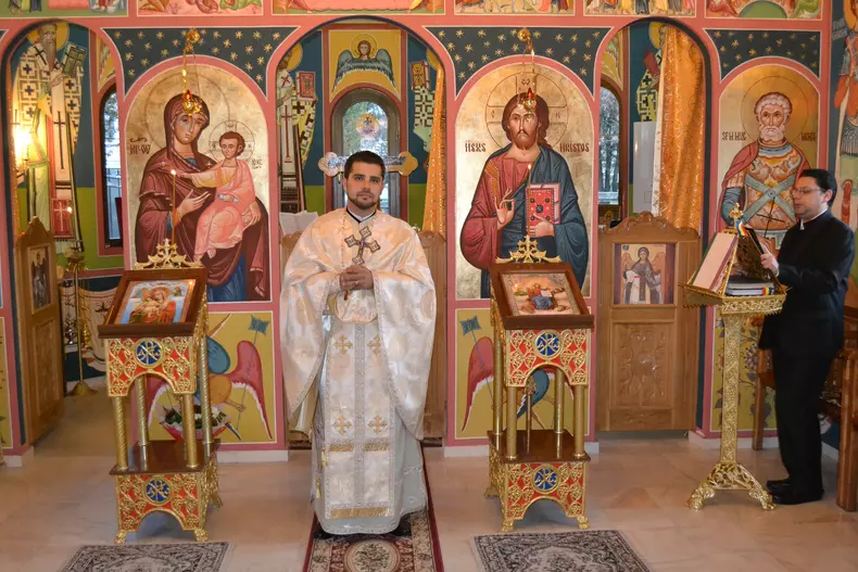 Preotul-polițist Bogdan Nițu, în timpul slujbei din Biserica Sfântul Mare Mucenic Mina