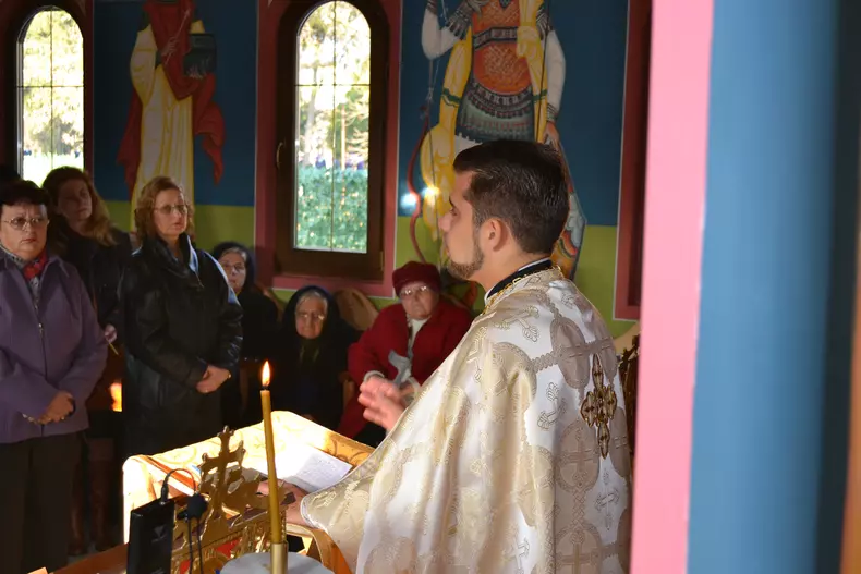 Preotul-polițist Bogdan Nițu, în timpul slujbei din Biserica Sfântul Mare Mucenic Mina