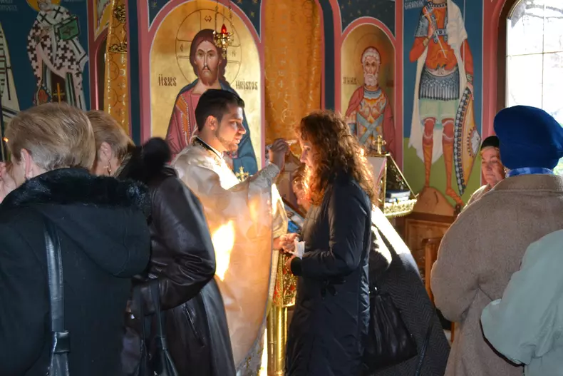 Preotul-polițist Bogdan Nițu, în timpul slujbei din Biserica Sfântul Mare Mucenic Mina