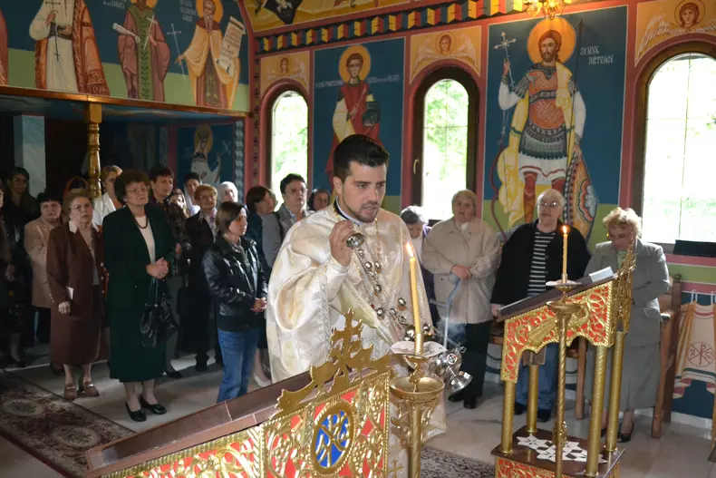Preotul-polițist Bogdan Nițu, în timpul slujbei din Biserica Sfântul Mare Mucenic Mina