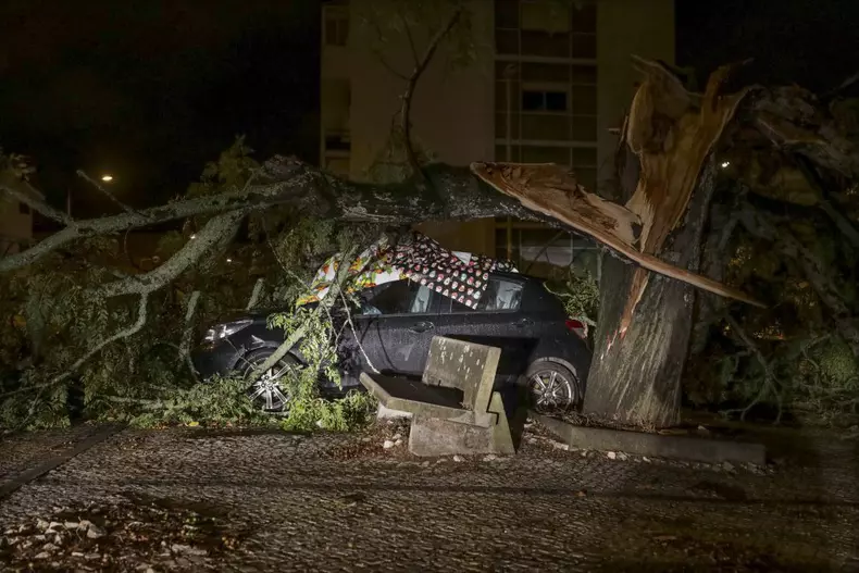 Storm Leslie, Portugal hit by strong winds