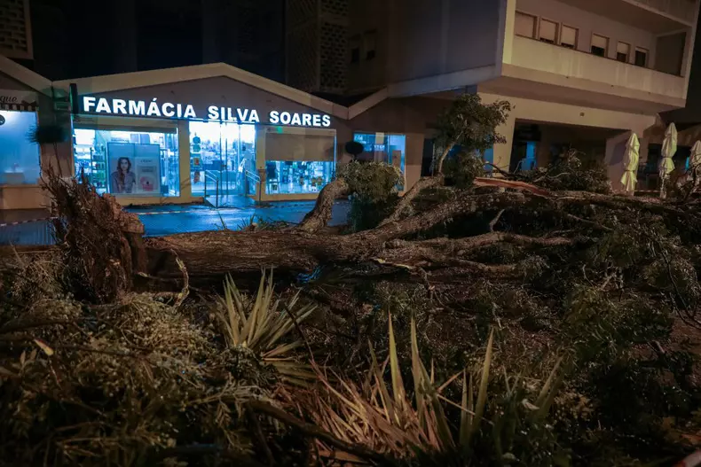 Storm Leslie, Portugal hit by strong winds