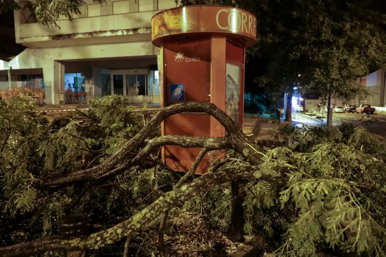 Storm Leslie, Portugal hit by strong winds