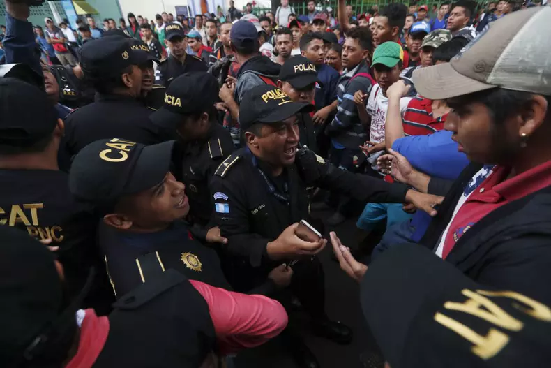 Honduran migrants continue their way to the Mexico and Guatemala's border