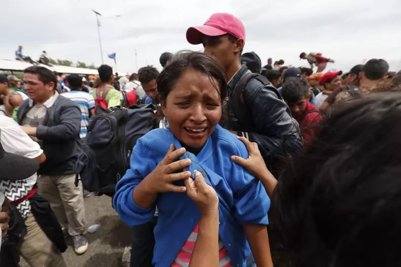 Thousands of Honduran migrants cross into Mexico from Guatemala