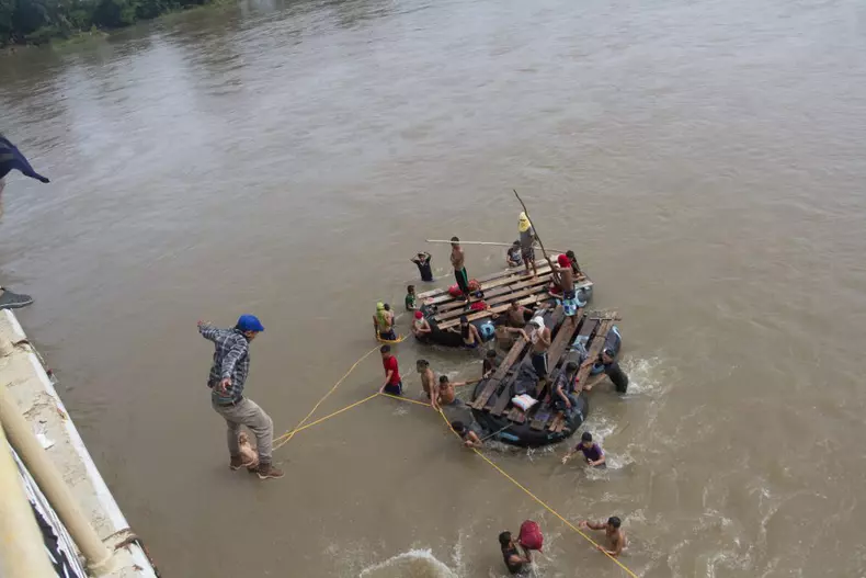Thousands of Honduran migrants cross into Mexico from Guatemala