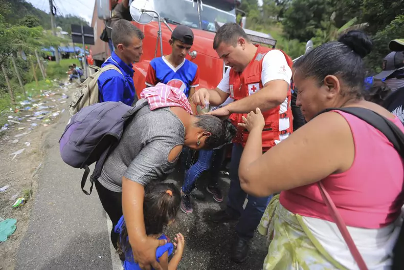 Honduran police use foce against caravan migrants attempting to reach USA