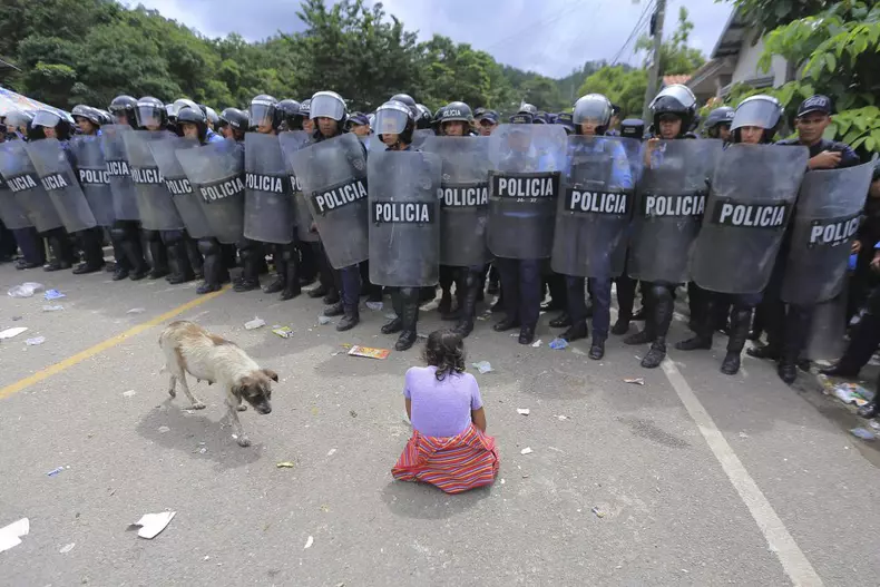 Honduran police use foce against caravan migrants attempting to reach USA