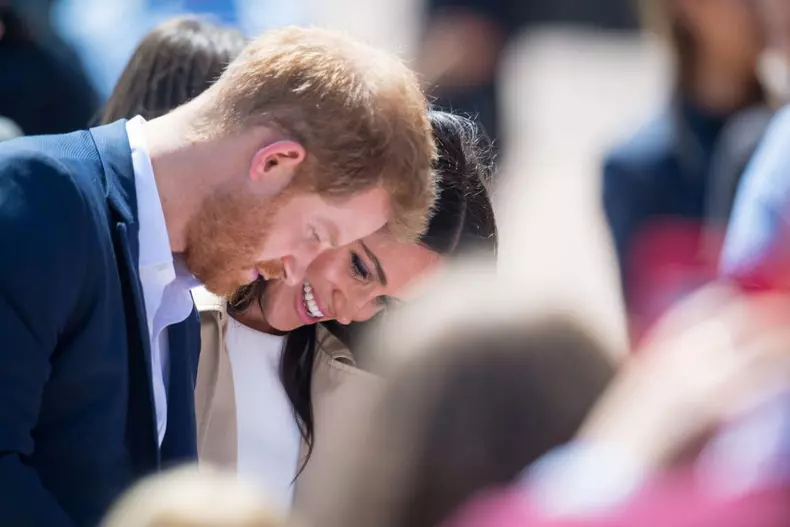 În prima sa apariție publică de după anunțarea sarcinii, ducesa de Sussex a arătat impecabil la brațul prințului Harry. Cuplul regal se află în turneul de 16 zile în regiunea Pacificului.