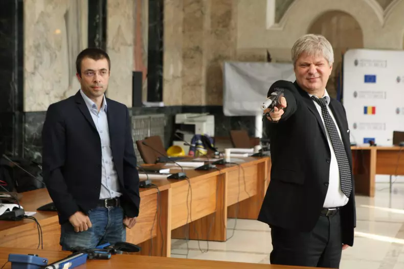 Primarul Sectorului 1 a tras cu pușca la o conferință de presă