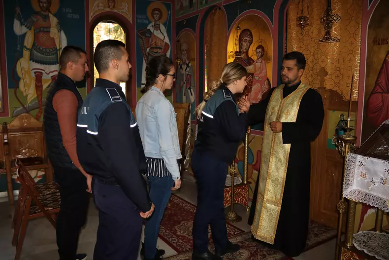 Preotul-polițist Bogdan Nițu, în timpul slujbei din Biserica Sfântul Mare Mucenic Mina