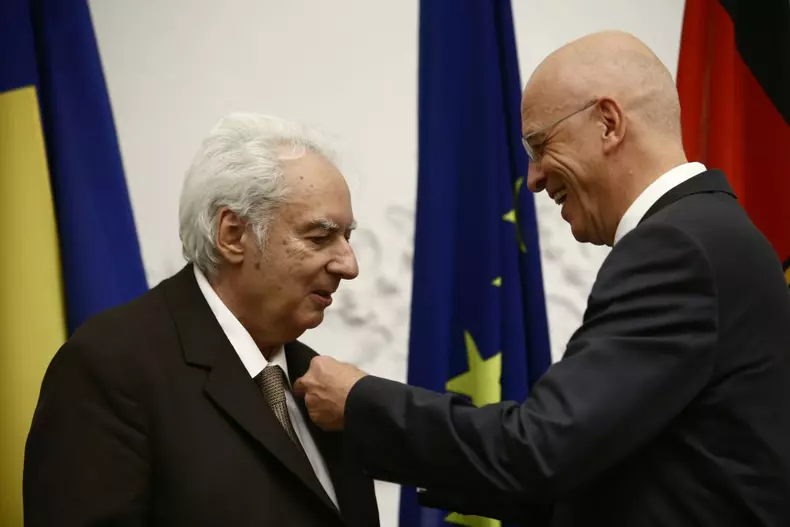 lucian boia decorat foro vlad chirea (12)