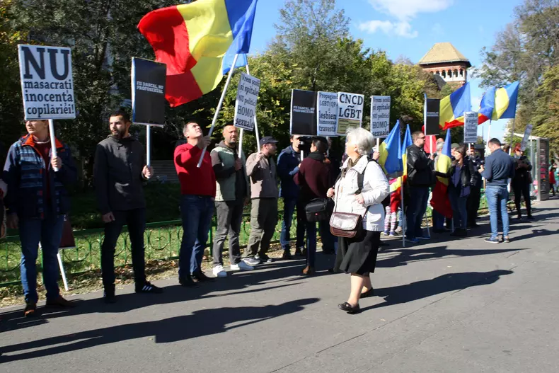 protest anti-homosexualitate in scoli-main