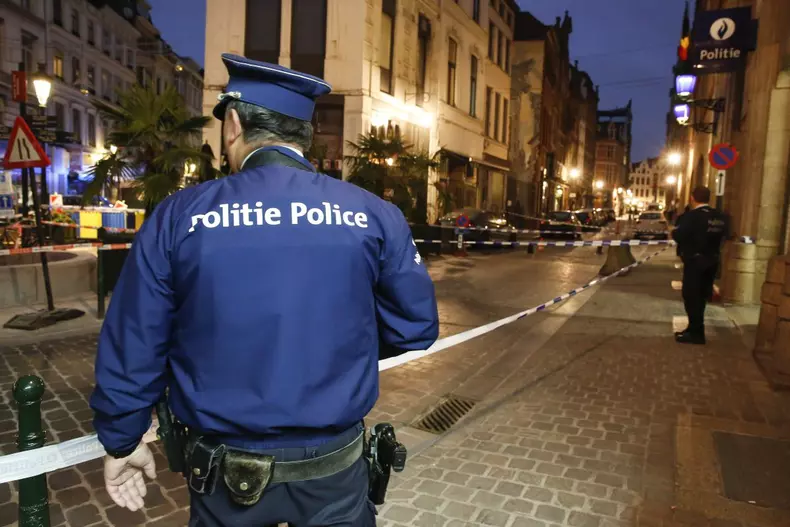 Atac cu cuțitul în fața unei secții de poliție din Bruxelles