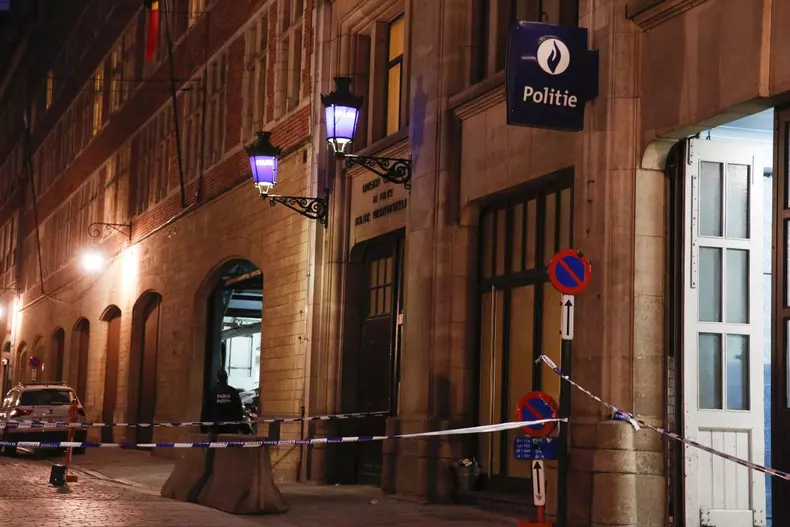 Atac cu cuțitul în fața unei secții de poliție din Bruxelles