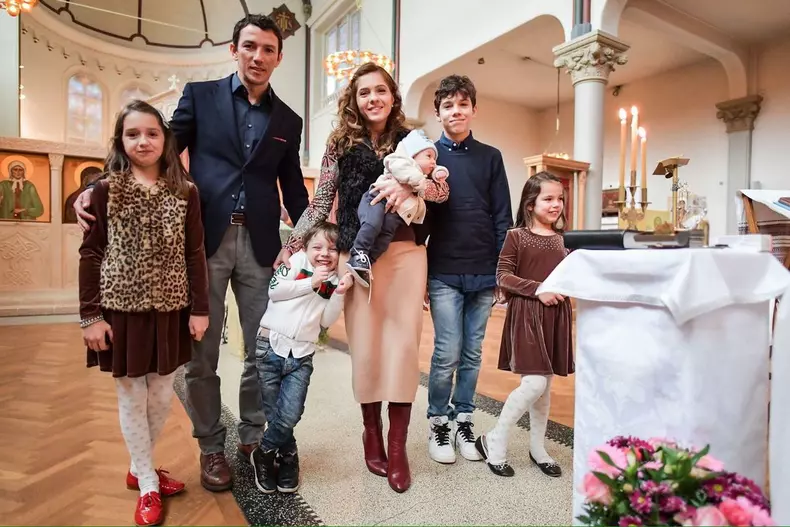 Fostul fotbalist George Ogăraru, cu soția sa, Alina, și cei cinci copii ai lor