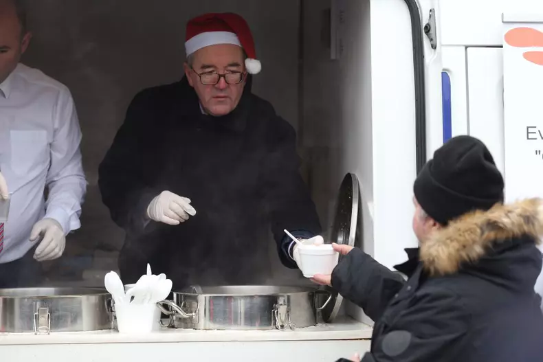 Ambasadorul Marii Britanii la București a servit mâncare oamenilor fără adăpost, în Gara de Nord (1)