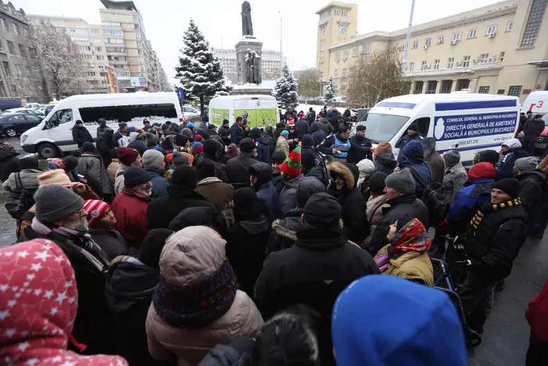 Ambasadorul Marii Britanii la București a servit mâncare oamenilor fără adăpost, în Gara de Nord (10)