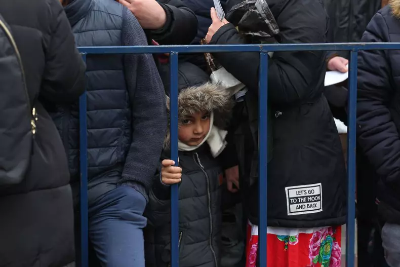 Ambasadorul Marii Britanii la București a servit mâncare oamenilor fără adăpost, în Gara de Nord (11)