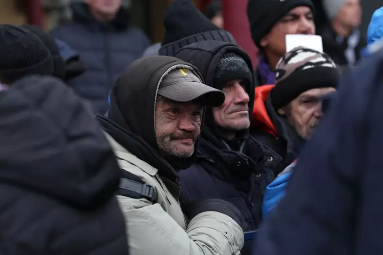 Ambasadorul Marii Britanii la București a servit mâncare oamenilor fără adăpost, în Gara de Nord (12)