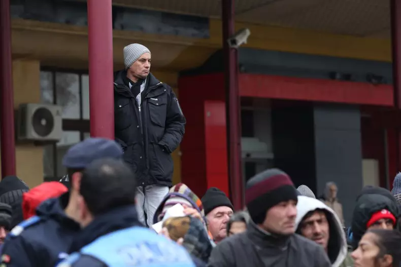 Ambasadorul Marii Britanii la București a servit mâncare oamenilor fără adăpost, în Gara de Nord (14)