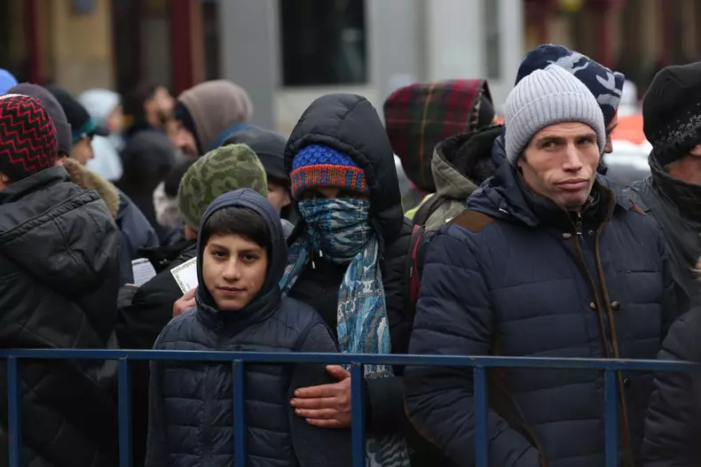 Ambasadorul Marii Britanii la București a servit mâncare oamenilor fără adăpost, în Gara de Nord (15)