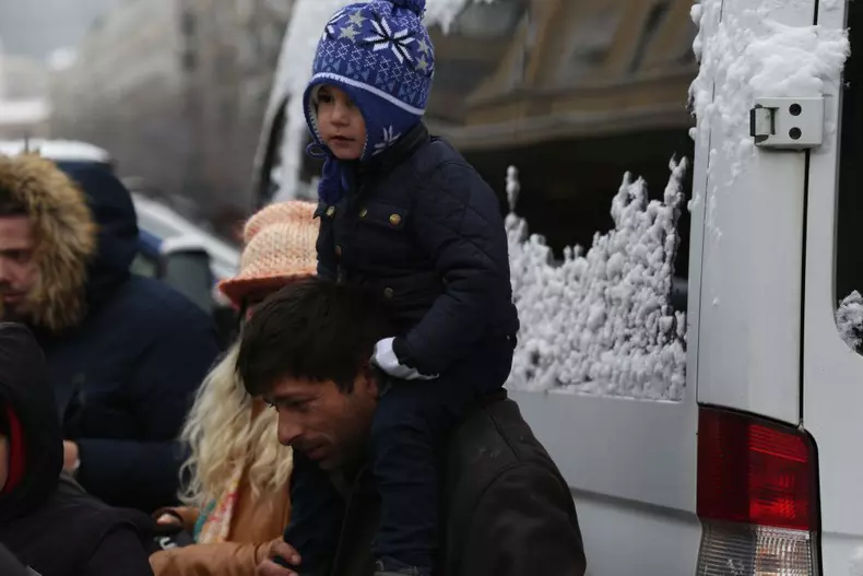 Ambasadorul Marii Britanii la București a servit mâncare oamenilor fără adăpost, în Gara de Nord (16)