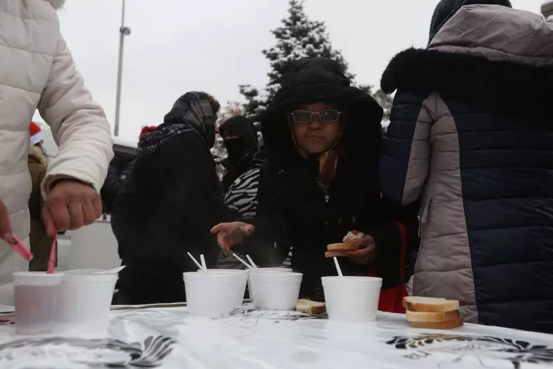 Ambasadorul Marii Britanii la București a servit mâncare oamenilor fără adăpost, în Gara de Nord (18)