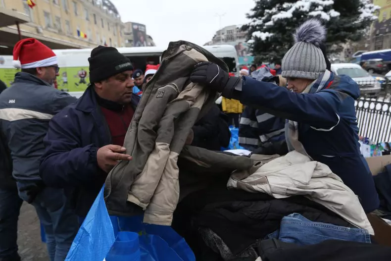 Ambasadorul Marii Britanii la București a servit mâncare oamenilor fără adăpost, în Gara de Nord (19)