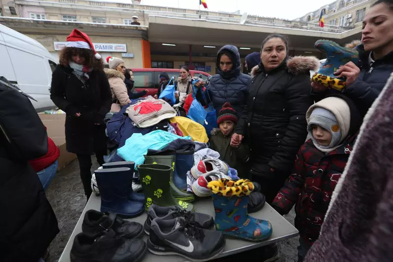 Ambasadorul Marii Britanii la București a servit mâncare oamenilor fără adăpost, în Gara de Nord (5)