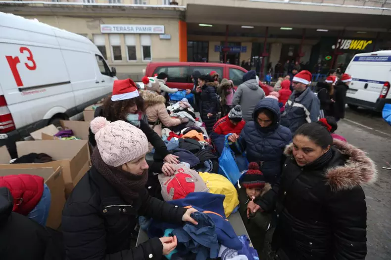 Ambasadorul Marii Britanii la București a servit mâncare oamenilor fără adăpost, în Gara de Nord (6)