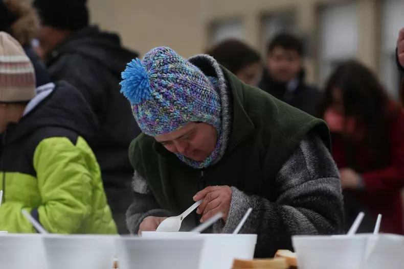 Ambasadorul Marii Britanii la București a servit mâncare oamenilor fără adăpost, în Gara de Nord (7)