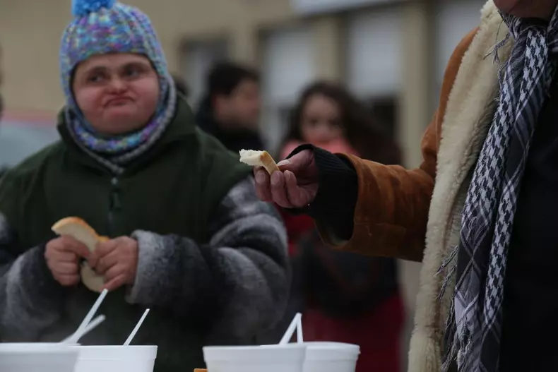 Ambasadorul Marii Britanii la București a servit mâncare oamenilor fără adăpost, în Gara de Nord (8)