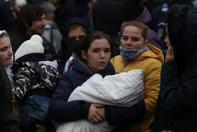 Ambasadorul Marii Britanii la București a servit mâncare oamenilor fără adăpost, în Gara de Nord (9)