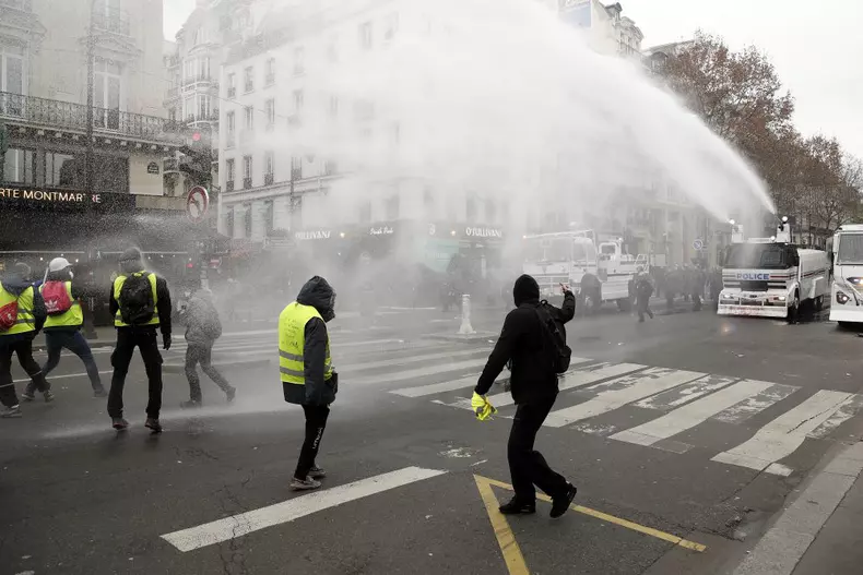 Violențe și gaze lacrimogene în centrul Parisului!