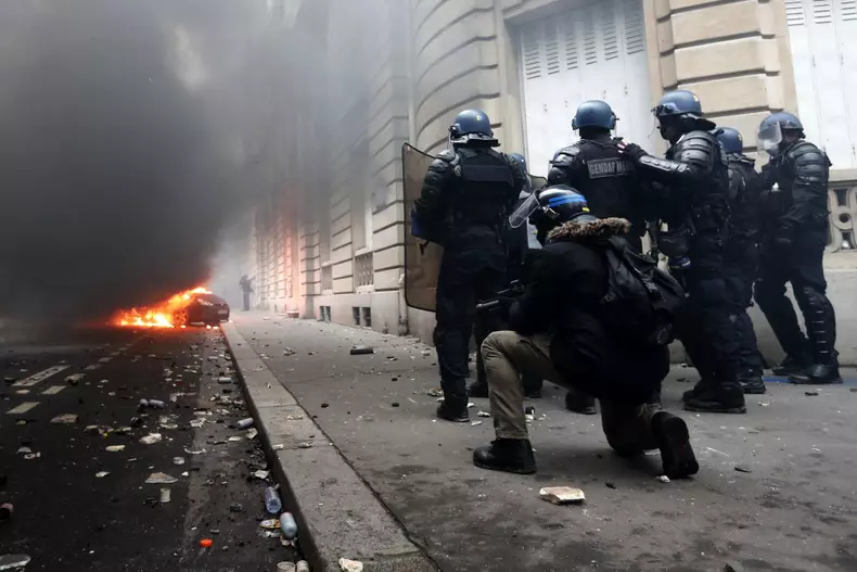 Yellow vests protest in Paris